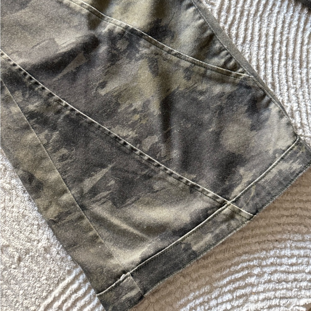 Missguided Olive Camo Print Paneled Wide Leg Jeans - Size: M (6) extra long - Picture 8 of 16